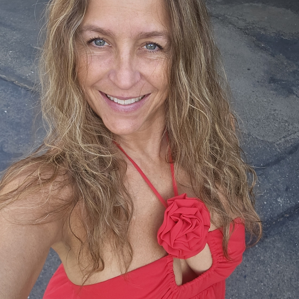 Hello Lady in Red - Picture 2 of 6